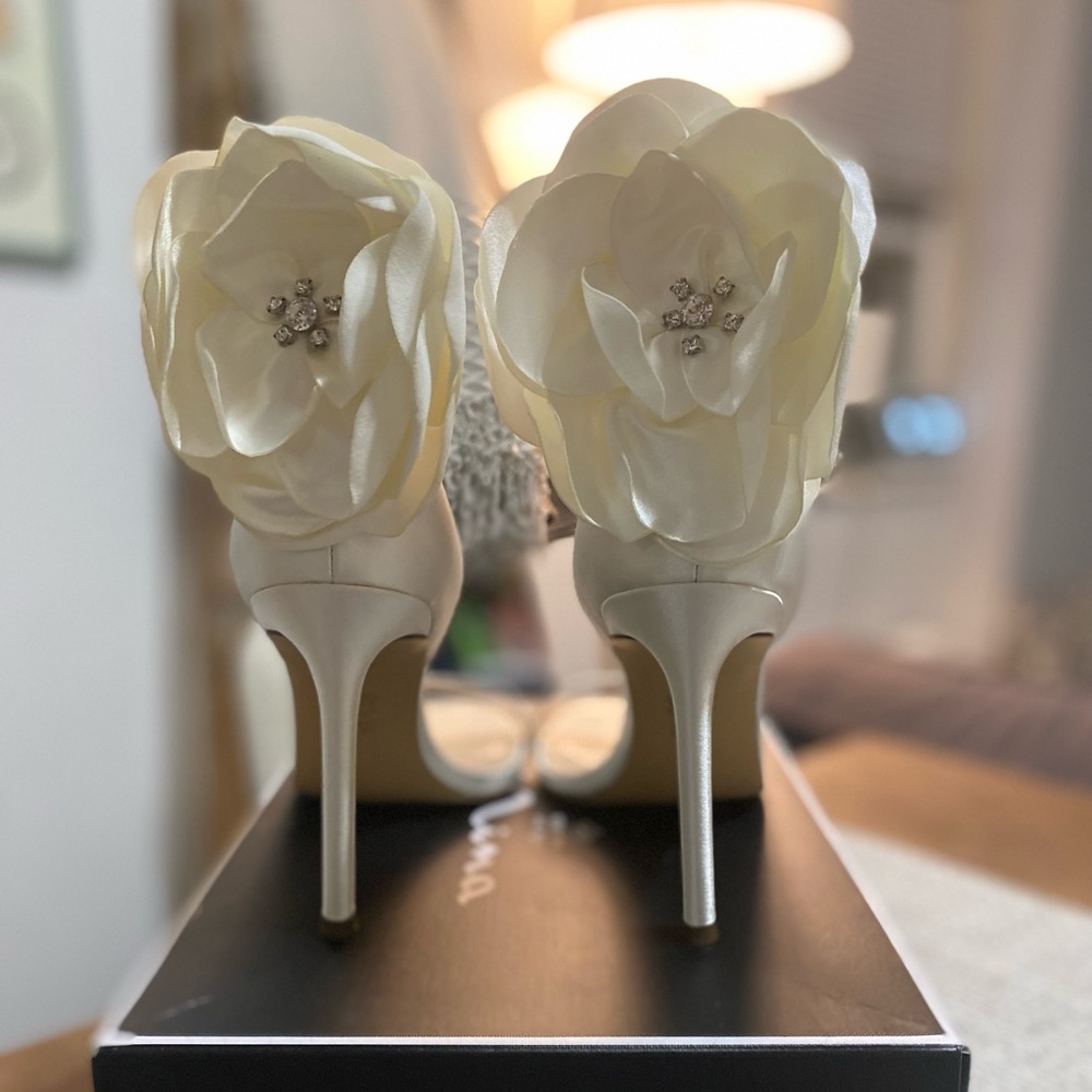 Nina Deloise White Crystal Satin Dress Sandal - Size 8.5 NWB